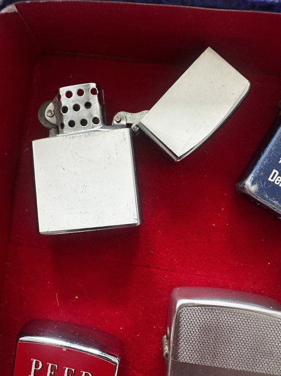 Image 1 of 9 vintage, stormbestendige benzineaanstekers met reclame-uitingen, gemaakt in de VS en Japan, waaronder 1 Zippo.