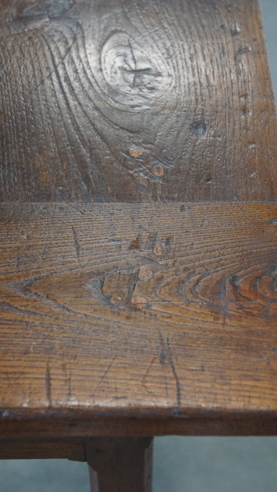 Image 1 of Ancienne table de salle à manger paysanne en châtaignier pour 4 à 6 personnes avec deux tiroirs du début du 19ème siècle
