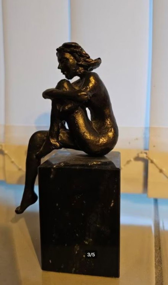 Image 1 of Carrie Ammerlaan brons meisje op graniet