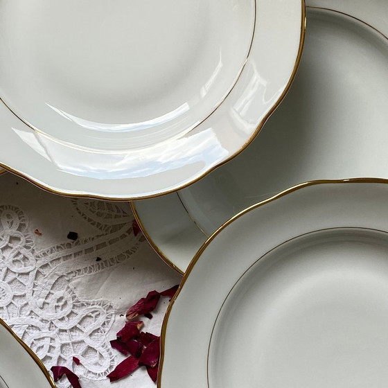 Image 1 of 6 antieke witte en gouden porseleinen soepborden uit Sologne, Lamotte Vintage