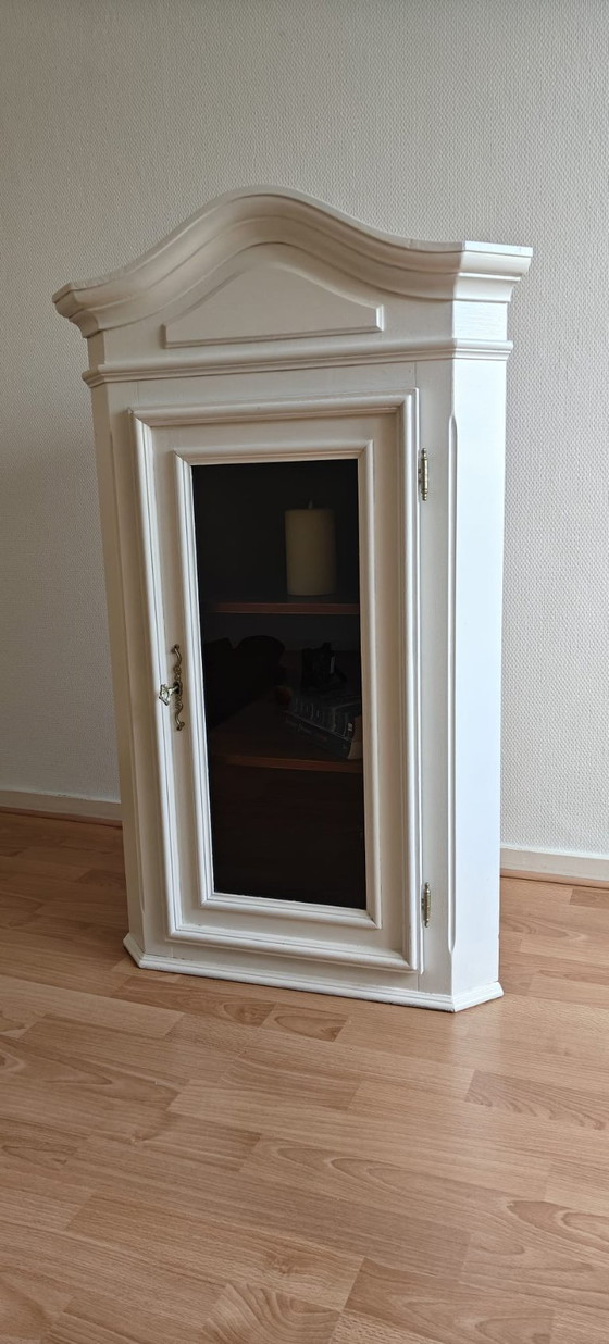 Image 1 of Mueble esquinero blanco restaurado con detalles en marrón oscuro.