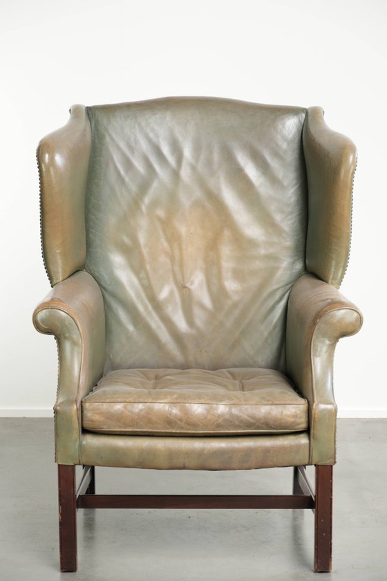 Alter Leder-Ohrensessel im englischen Stil mit schöner Patina und einzigartiger Farbe – Leather, Klassiek (photo 2 of 13)