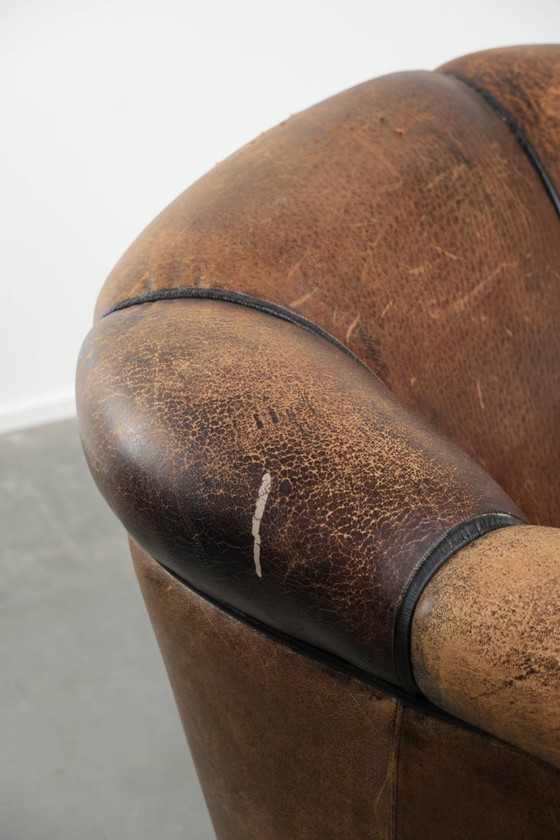 Image 1 of Leuke vintage schapenleren clubfauteuil in Engelse stijl met zwarte biezen