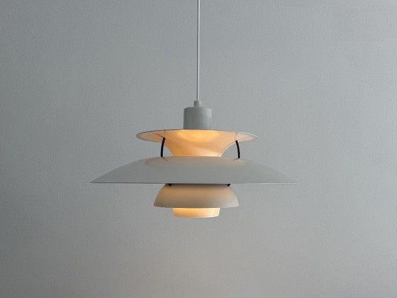 Lampada a sospensione danese Louis Poulsen PH5 di Poul Henningson – Lampade a sospensione, Aluminium (photo 20 of 38)