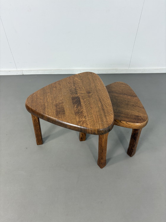2 tavolini impilabili triangolari in rovere, stile brutalista Chapo, anni '70 – Wood (photo 3 of 7)