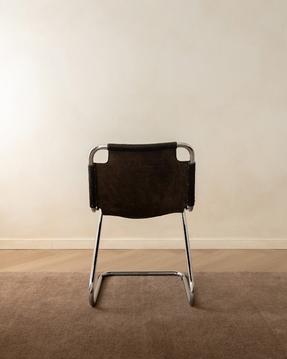 Sillas de comedor cantilever italianas de cromo y piel de vaca, años 70, juego de 4 – Leather (photo 8 of 18)