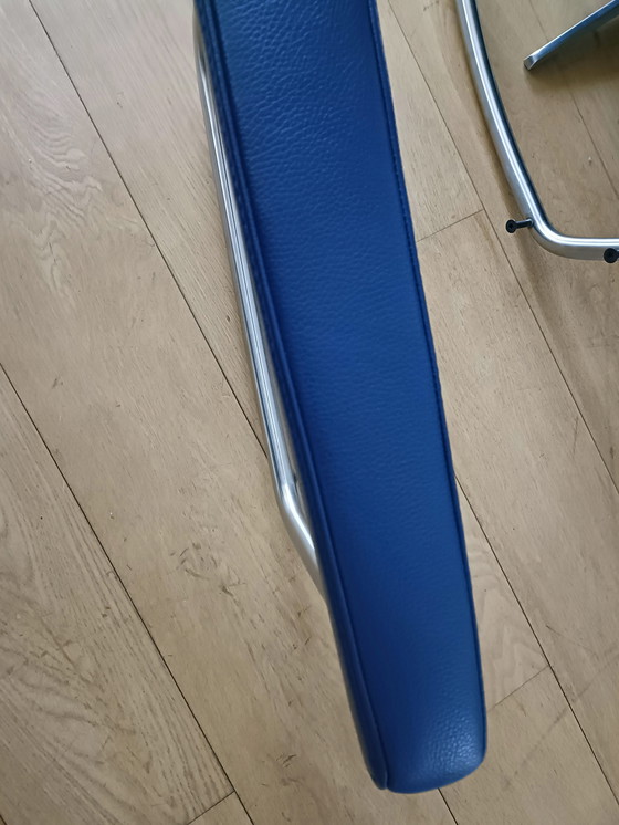 Image 1 of Poltrona relax in pelle blu.