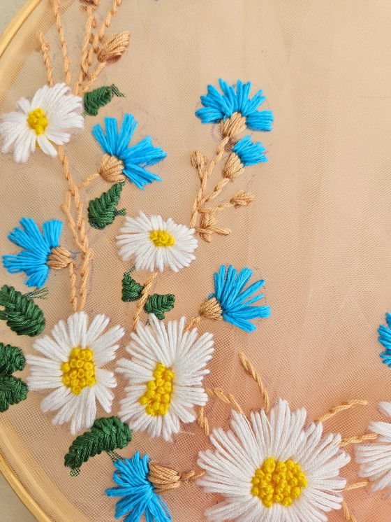 Image 1 of Handgemaakte borduurring - Madeliefjes & Blauwe Wilde Bloemen op Tule met Perzik Tule Staart - 31 cm
