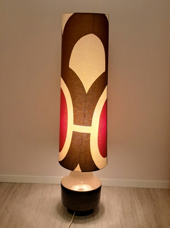 Image 1 of Vintage vloerlamp uit de jaren 70 – keramische voet en originele stoffen kap – mid-century/space age