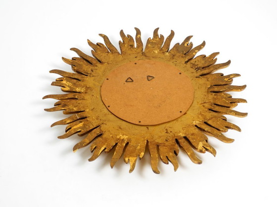 Image 1 of Grande specchio da parete Mid Century Modern Sunburst Kovex in legno e resina, placcato oro | Ø 52 cm