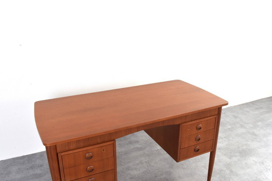 Image 1 of Deens teakhouten bureau uit het midden van de 20e eeuw, jaren 60.