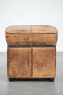 Pouf/ottoman vintage robusto e quadrato in pelle di pecora.