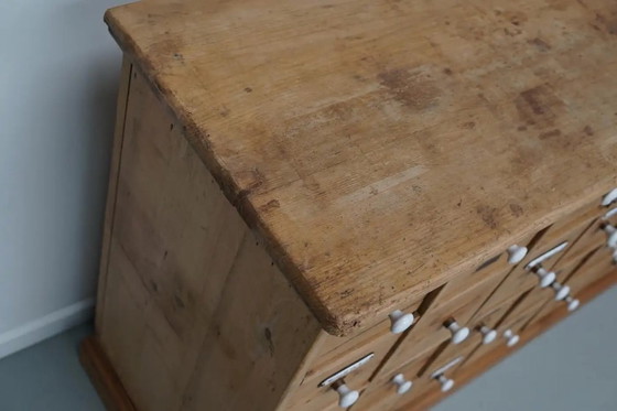 Image 1 of Antiker deutscher Kiefernholz-Apothekerschrank mit Emailleplaketten, 1900er Jahre