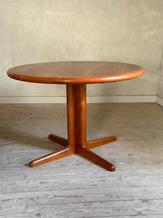 Image 1 of Vintage round Scandinavian teak table with a central star base, extendable.