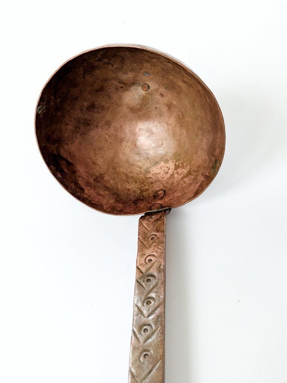 Image 1 of Grande mestolo vintage in rame con manico inciso a mano, decorazione da cucina in stile primitivo europeo.