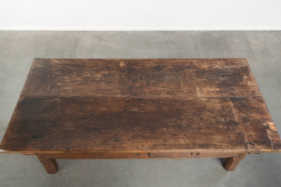 Image 1 of Table basse ancienne en bois fruitier du sud de l'Europe, avec un tiroir et une belle patine pleine de caractère.