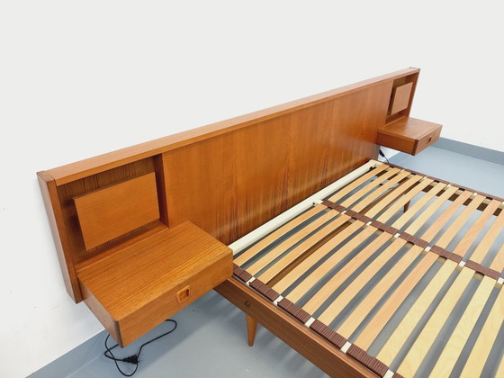 Image 1 of Lit double vintage style scandinave en teck des années 60 avec chevets lumineux intégrés et sommier