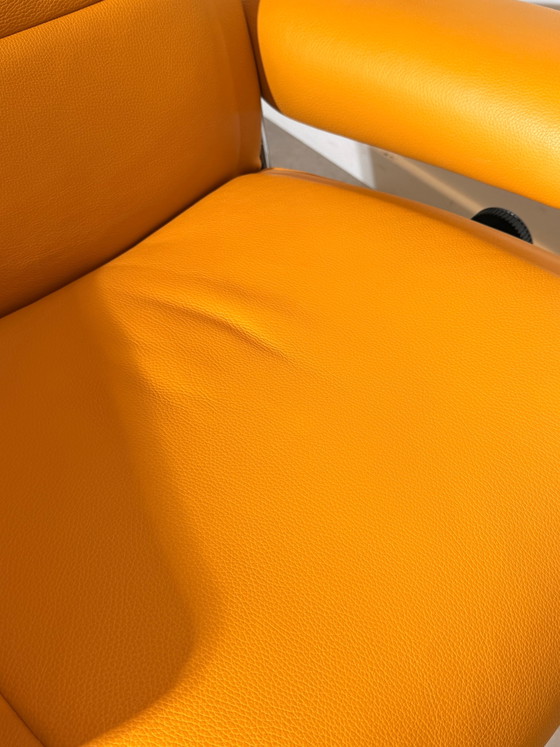 Poltrona reclinabile Stressless City con poggiapiedi – Pelle color giallo senape – Poltrone relax (photo 4 of 7)