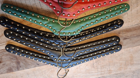 Image 1 of Vintage kledinghangers van skai met metalen studs uit de jaren 50/60diverse kleuren 