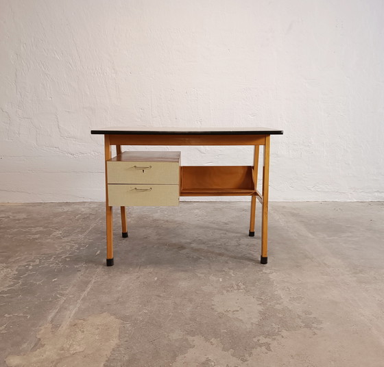 Image 1 of Scrivania vintage di piccole dimensioni, in legno e laminato.