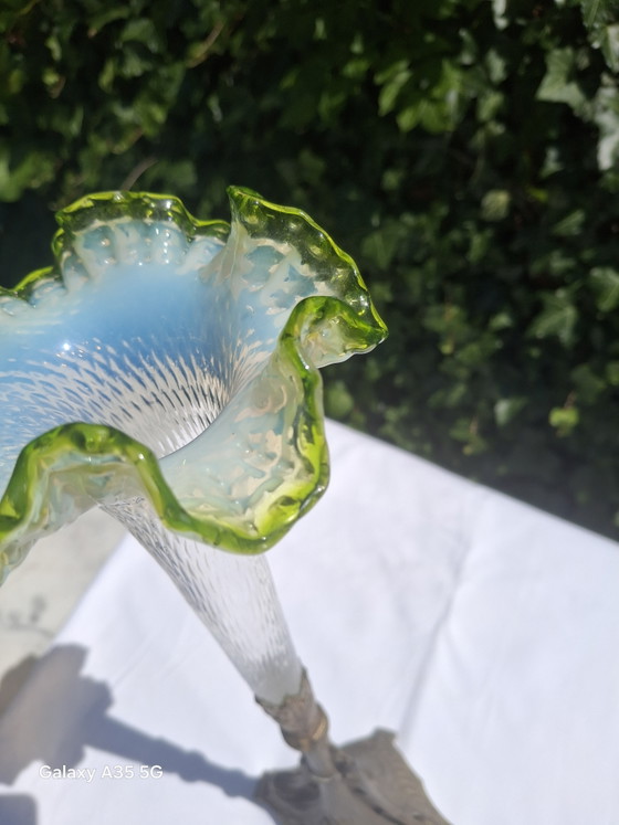Image 1 of Schitterende art nouveau trompetvaas, ca. 47 cm – Boheems glas met metalen voet, circa 1900