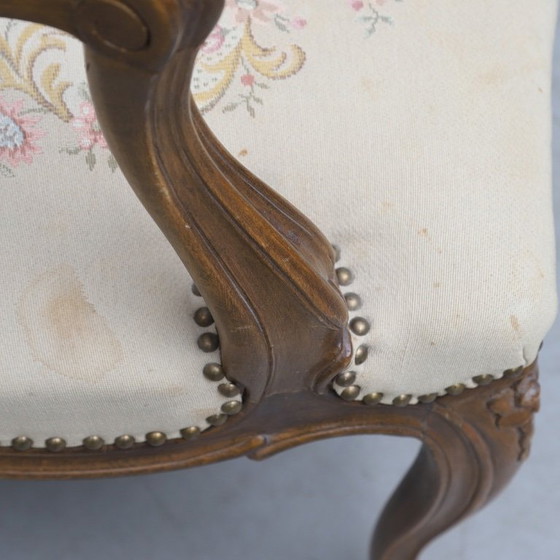 Image 1 of Een paar antieke houten fauteuils in Lodewijk XV-stijl met rococo-uitvoering, daterend uit 1950-1960.