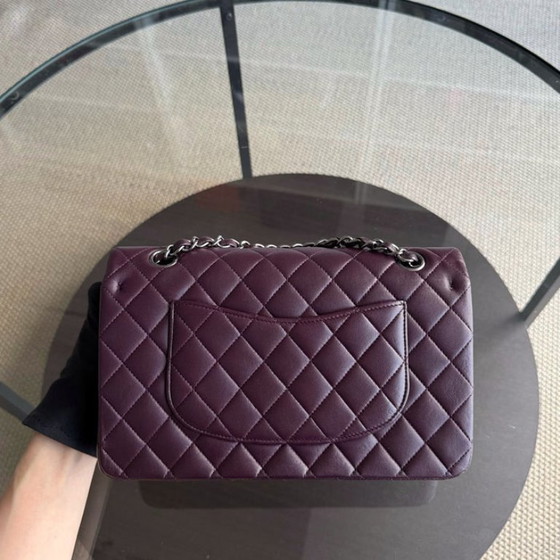 Image 1 of Borsa Chanel Classic Flap Medium - 25 cm in pelle di agnello trapuntata viola con finiture nere, serie 15