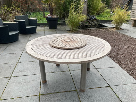 Image 1 of Ronde houten tuintafel met draaiplateau