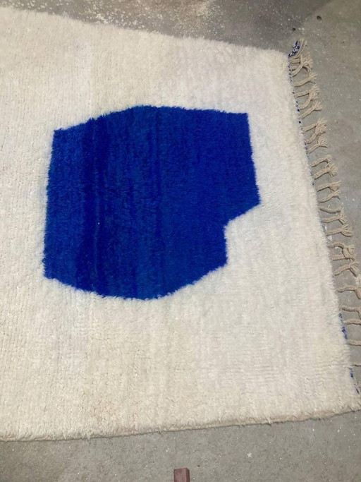 Tapis Beni Ouraine Fait Main Artisanale Traditionnelle Taille 150/250 Cm Bleu Et Blanc – Aime Té (photo 2 of 9)