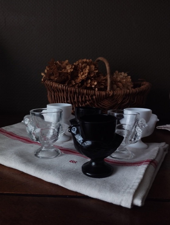 Image 1 of Portauova vintage a forma di pulcino in vetro e opalino