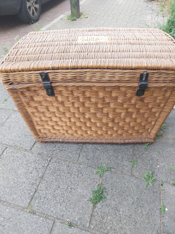 Image 1 of 1 baule da viaggio francese in vimini completo di barra di chiusura, anni '50