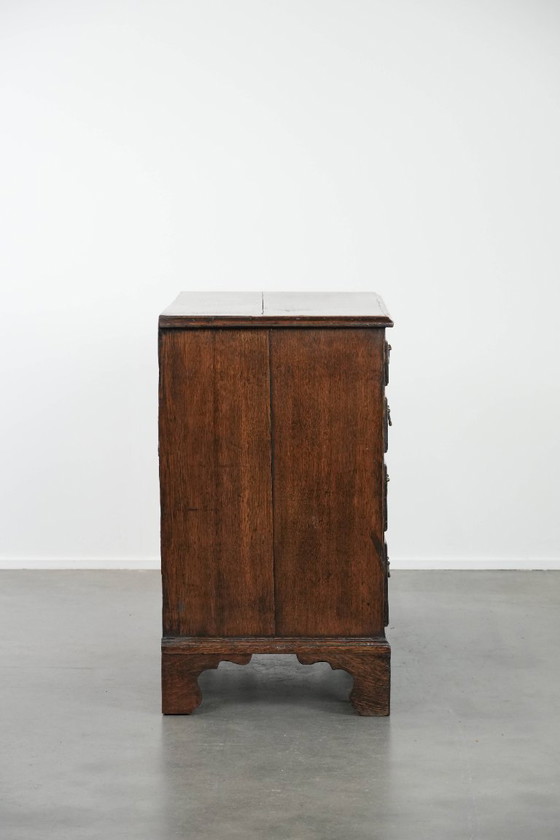 Image 1 of Commode anglaise ancienne en chêne du XVIIIe siècle