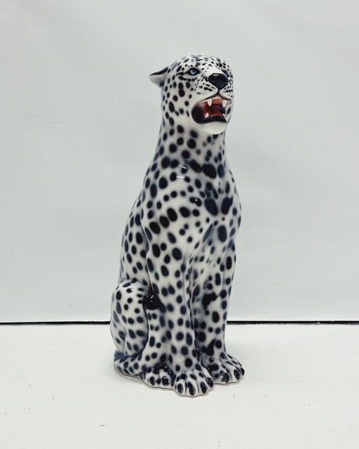 Weißer Keramik Leopard