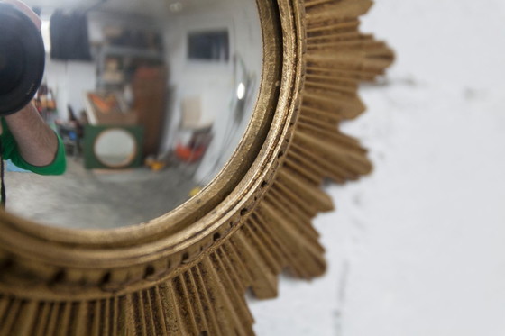 Image 1 of Vintage bolle spiegel uit de jaren 70 met heksenoogmotief en zonnestralenmotief.