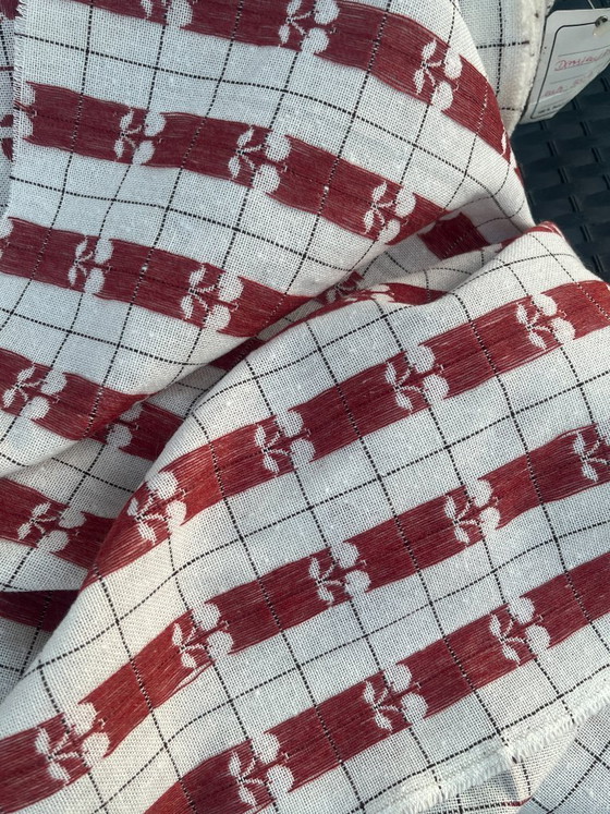 Image 1 of Grote vintage stof met een kersenpatroon uit de jaren 70, extra lang.