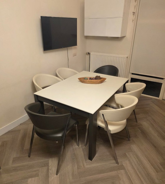 Image 1 of Set da pranzo di Hulsta Now. Tavolo da pranzo E20 e sedie da pranzo S500 di Hulsta Now.