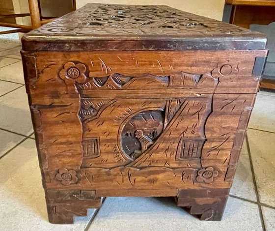 Image 1 of Grande baule antico asiatico in legno intagliato