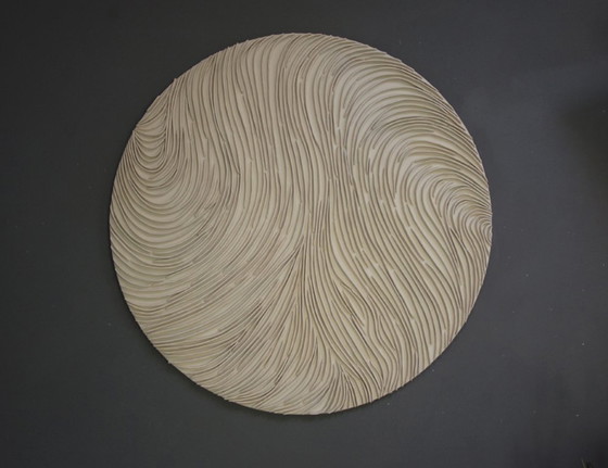 Image 1 of 3D klei wandsculptuur – rond, getextureerd, gebroken wit, minimalistische woondecoratie, luxe designkunst