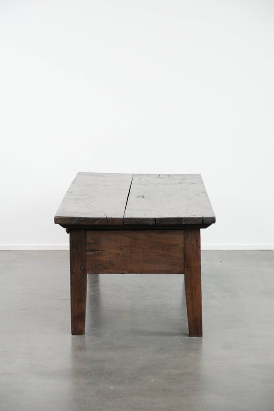 Image 1 of Mesa de centro antigua de madera de castaño del sur de Europa del siglo XVIII con dos cajones