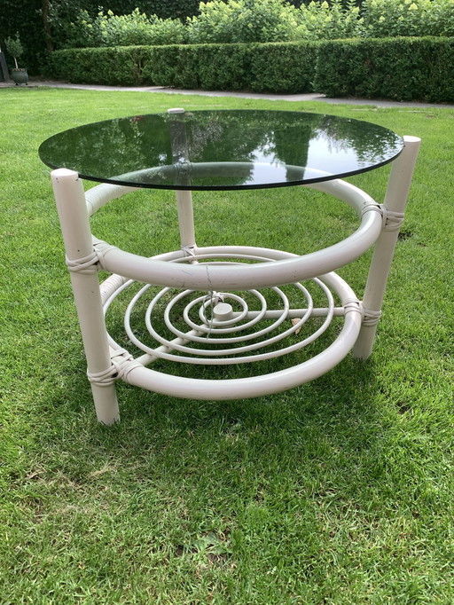 Table basse en rotin et verre