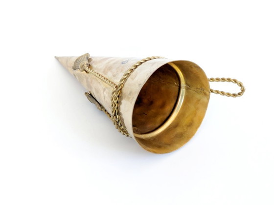 Image 1 of Vaso da parete vintage in ottone conico, decorazione a corda martellata e nappa, stile neoclassico.