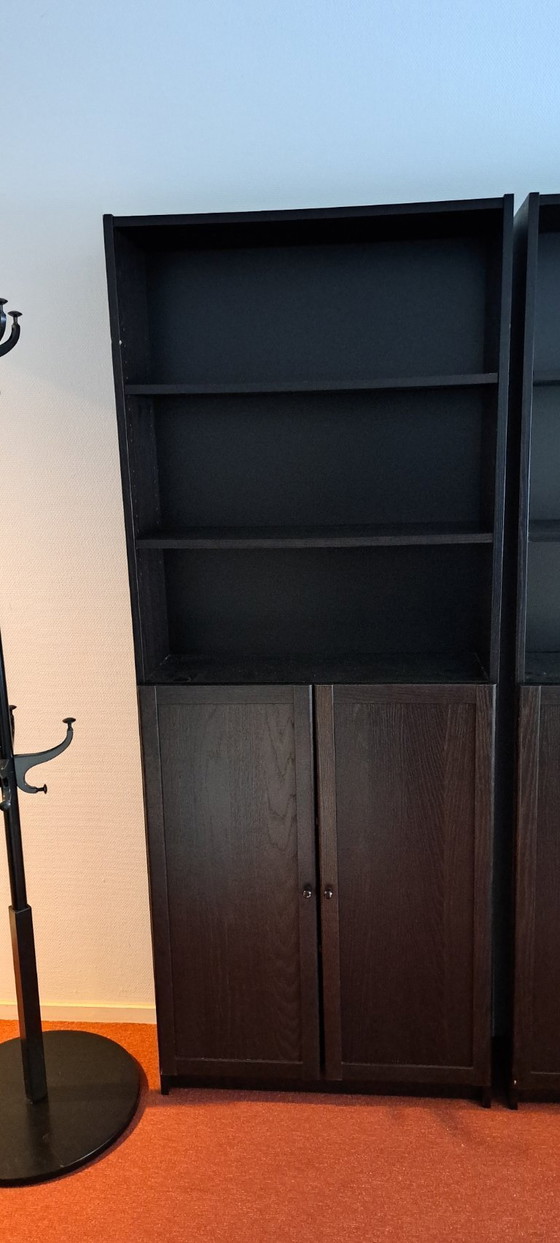 Image 1 of Meuble noir avec portes et compartiments ouverts | Design intemporel