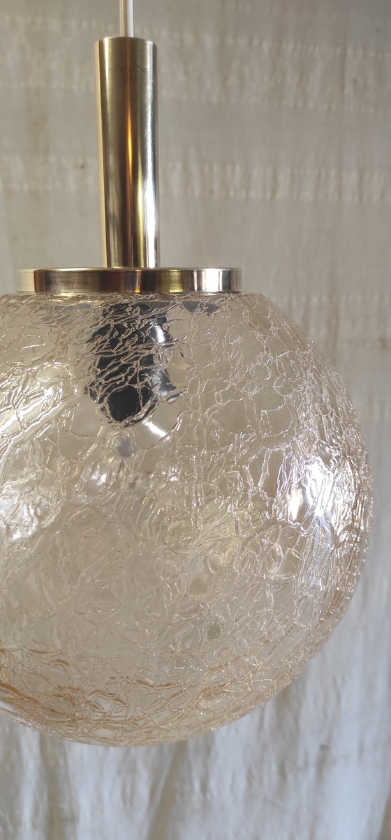 Image 1 of Lámpara colgante de diseño de los años 70 en cristal ámbar y latón dorado.