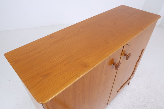 Image 1 of Armoire à linge vintage en bois | Mid Century armoire des années 50 avec sculptures | 60's rétro armoire à casiers #05-60