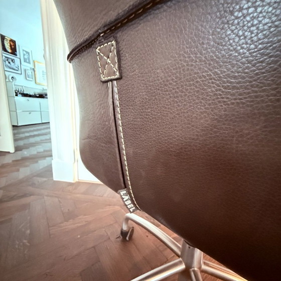 Image 1 of Label kuipstoeltje – leer – draaibaar – op wielen