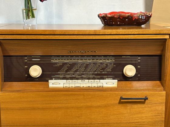 Image 1 of Mid-century retro vintage dressoir van gevlamd teakhout met radiogram – Loewe radio en platenspeler (jaren 1960-1970)
.