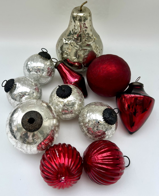 Image 1 of 1. Vintage glazen kerstballenset in rood en zilver