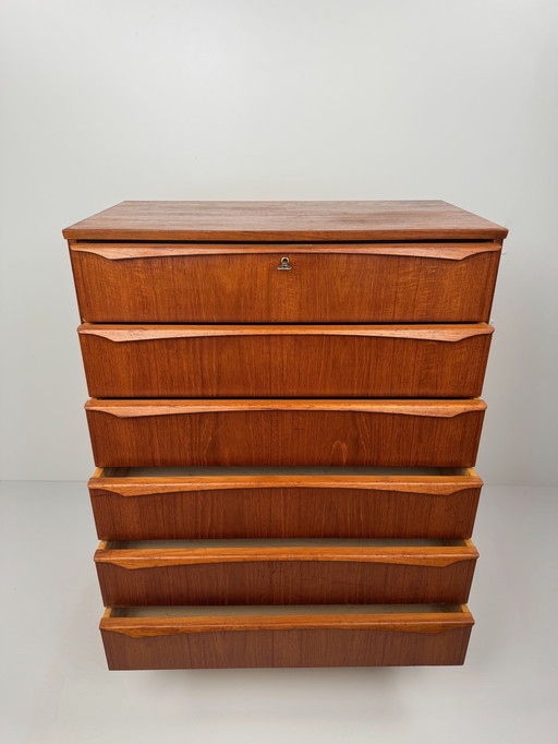 Danish Teak Chest of Drawers – Mid-Century Modern with Sculpted Handles