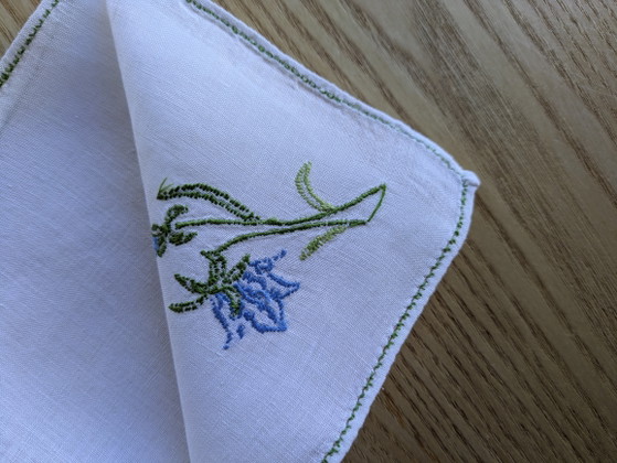 Image 1 of Tovagliolo vintage in voile di lino ricamato a mano - Fiore blu