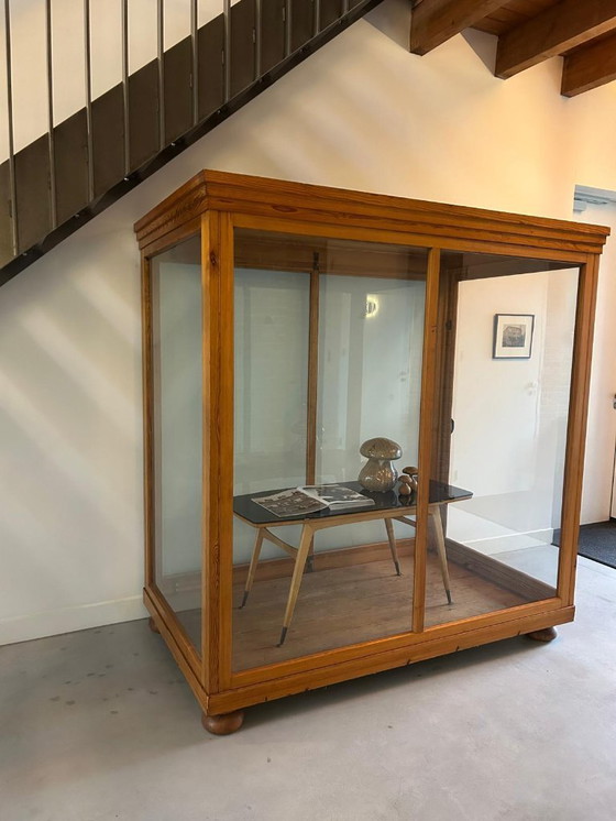 Image 1 of Grande vetrina in legno di pino con vetro – Europa, anni '50